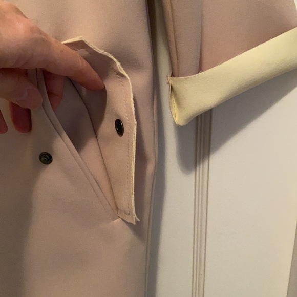 Gorgeous light weight trench style coat - Picture 7 of 12